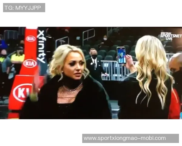 老鹰社交媒体发布独家推送网红举牌女郎MarissaAyers现场观赛引关注 老鹰社交媒体发布独家推送网红举牌女郎MarissaAyers现场观赛引关注